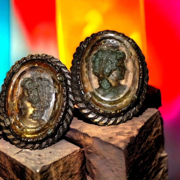 Antique an extremely gorgeous is this pair of cameo left facing earrings - Picture 1 of 1